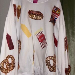 QUEEN OF SPARKLES White Sweatshirt with Snack Graphics